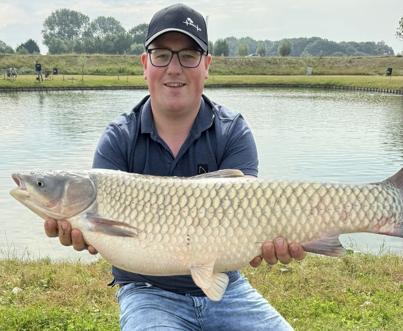 De graskarper is een echte tuinman en zorgt voor het bijhouden van de bodem en graskanten. Maar als sportvis is hij door zijn